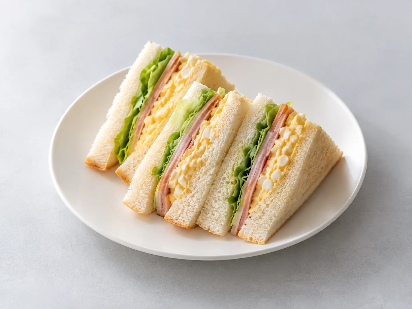 卵とハムとレタスのサンドイッチ